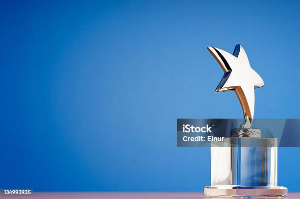Premio Star Contra Gradiente De Fondo Foto de stock y más banco de imágenes de Premio - Premio, Trofeo, Forma de Estrella