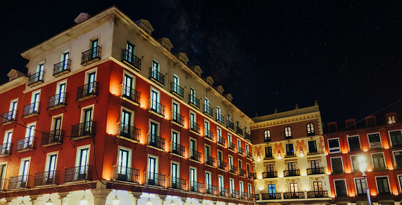 Fachadas de casas iluminadas por la noche en la plaza mayor de Valladolid, España photo