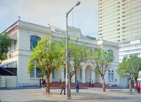 Maputo, Mozambique: National Library of Mozambique - Biblioteca Nacional de Moçambique - avenida 25 de Setembro - former colonial tax authority building, 'Edificio da Fazenda'. On the right the \