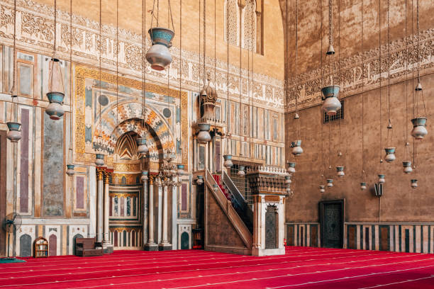 lanternas estão penduradas dentro do pátio da mesquita hassan no cairo, egito - courtyard arch arabic style cairo - fotografias e filmes do acervo