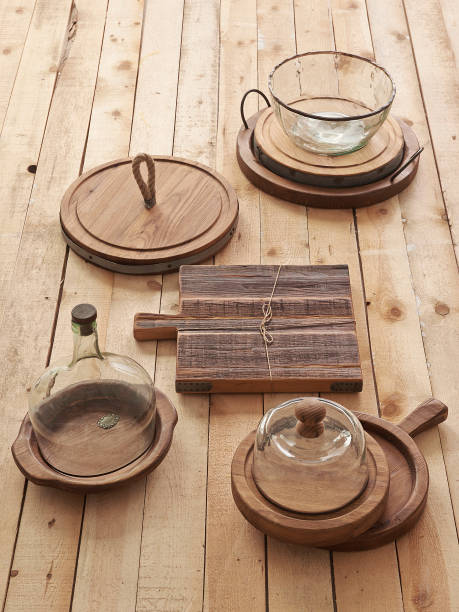 bureau de table en bois dans un bol d’assiette de produits en bois - 11827 photos et images de collection