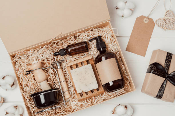 paquete de autocuidado, caja de regalo de temporada con productos cosméticos orgánicos sin desperdicio para hombres - wellness products fotografías e imágenes de stock
