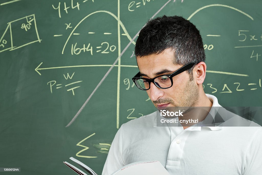 Rapaz olhando para problema matemático no Quadro Negro - Royalty-free Educação Foto de stock