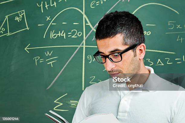 Мальчик Смотреть В Математике Проблемы Blackboard — стоковые фотографии и другие картинки Горизонтальный - Горизонтальный, Классная доска, Книга