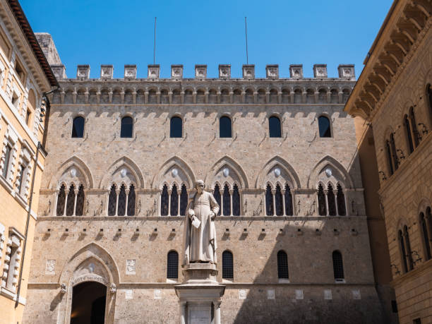 イタリア・シエナのパラッツォ・サリンベニ(サルスチオ・バンディーニ像) - monte palace ストックフォトと画像