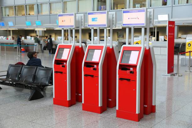 máquinas de check-in no aeroporto de frankfurt - self service check in passenger people frankfurt - fotografias e filmes do acervo