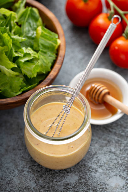 домашняя медовая горчичная заправка в стеклянной банке - light vegetarian food garlic spice стоковые фото и изображения