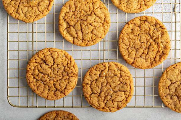 Thin and chewy molasses cookies on a baking rack Thin and chewy molasses cookies homemade freshly baked chewy stock pictures, royalty-free photos & images