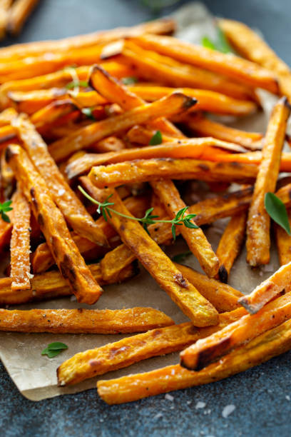 batata doce frita com molhos - sweet potato french fries yam baked - fotografias e filmes do acervo