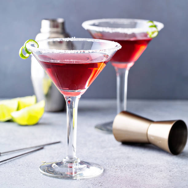 traditional cosmopolitan martini with sugar rim - cosmopolitan imagens e fotografias de stock