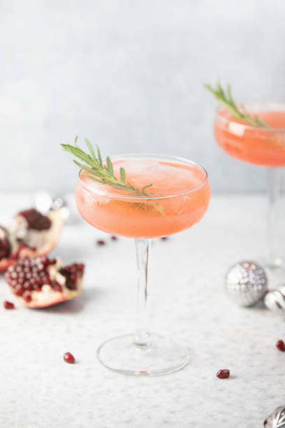 зимние праздники концепция праздничного алкогольного напитка - pink champagne стоковые фото и изображения
