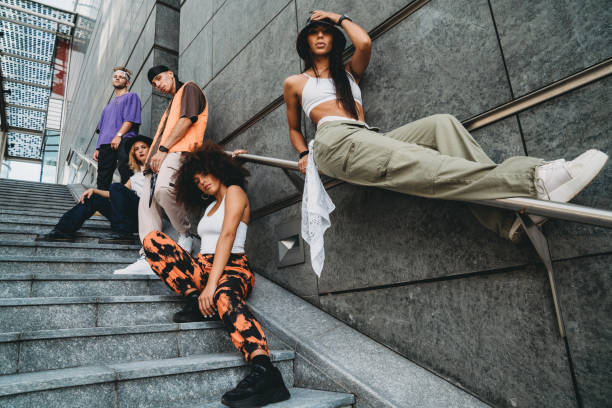 bailarines adultos jóvenes en la ciudad en una escalera moderna - hip hop fotos fotografías e imágenes de stock