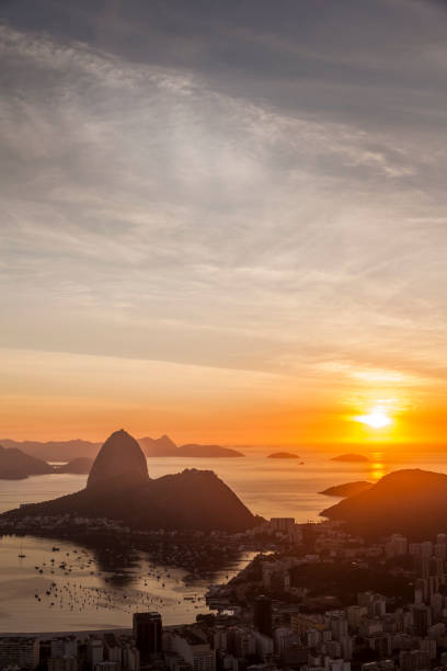 rio de janeiro city at sunrise - rio de janeiro guanabara bay sugarloaf mountain beach imagens e fotografias de stock