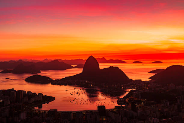 日の出のリオデジャネイロ市 - rio de janeiro guanabara bay sugarloaf mountain beach ストックフォトと画像