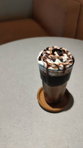стакан чипса java со льдом со взбитыми сливками и шоколадным сиропом - latté cafe cappuccino java стоковые фото и изображения