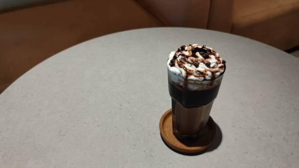 휘핑 크림과 초콜릿 시럽차가운 자바 칩 한 잔 - latté cafe cappuccino java 뉴스 사진 이미지