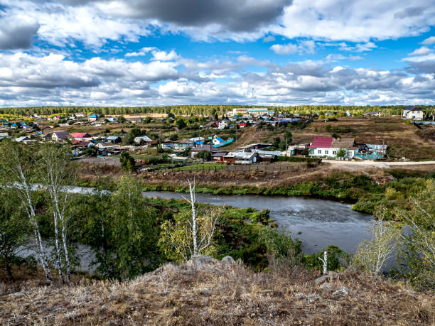 pintoresco paisaje otoñal en el sur de los urales - south ural fotografías e imágenes de stock