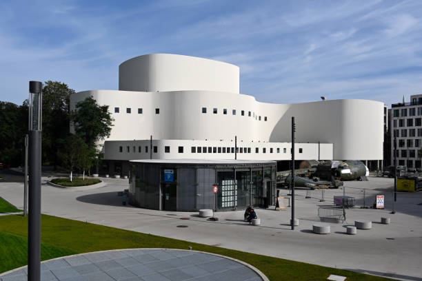 the newly renovated düsseldorf schauspielhaus (theatre) at gustav grüendgens platz - schauspiel haus imagens e fotografias de stock