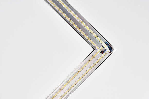 streifen led-lampenbeleuchtung mit quadratischem aluminiumprofil an abgehängter decke im haus, fragment, schließen - einbauspots stock-fotos und bilder