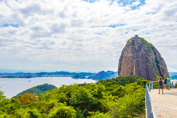 pain de sucre pain de sucre montagne pão de açucar avec vue panoramique sur le téléphérique dans le village d’urca à rio de janeiro au brésil. - rio de janeiro sugarloaf mountain beach urca photos et images de collection