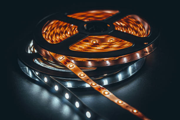 taśma led z zimną bielą i ciepłymi białymi diodami led smd - strip in zdjęcia i obrazy z banku zdjęć