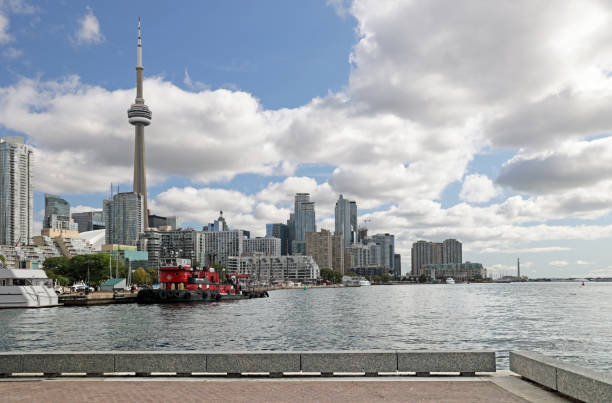 toronto's waterfront nad jeziorem ontario, kanada - toronto waterfront commercial dock canada zdjęcia i obrazy z banku zdjęć