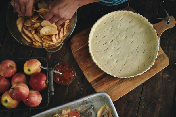 przygotowanie szarlotki w domowej kuchni - pie apple dessert baked zdjęcia i obrazy z banku zdjęć