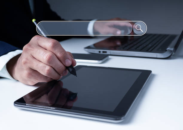 A businessman sits at a desk, working on a laptop computer. With a blank search bar, the concept is Search engine Browsing Internet Data Information. Search Engine Optimization (SEO) Networking un hombre de negocios se sienta en un escritorio, trabajando en una computadora portátil. con una barra de búsqueda en blanco, el concepto es motor de búsqueda navegación por internet información de datos. redes de optimización de motores de búsqued