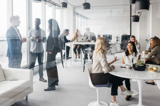 colegas de negocios en una pausa para el café - break office 30s 20s fotografías e imágenes de stock