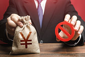 der-mensch-weigert-sich-einen-chinesischen-yuan-oder-einen-japanischen-yen-geldbeutel-zu-geben.jpg?b=1&s=170x170&k=20&c=ItClN3npOp3FHE3QwAEleHP9M55aaYMLLo7QymQstPU=