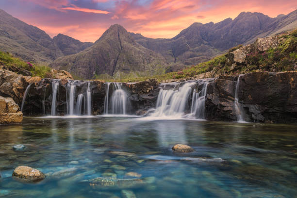 increíble puesta de sol en las piscinas de hadas, glen brittle, isla de skye, escocia - scottish travel fotografías e imágenes de stock