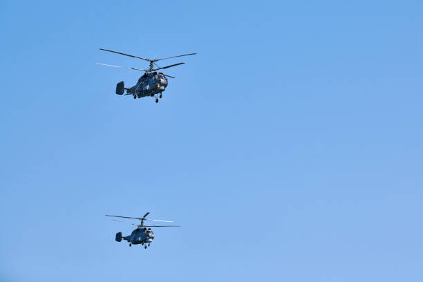 dois helicópteros militares voando em céu azul vibrante realizando voo de demonstração, show aéreo - fighter plane teamwork airplane air force - fotografias e filmes do acervo