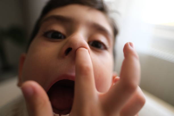 नाक में बार-बार उंगली डालना बुरी आदत, जा सकती है सूंघने की क्षमता, रिसर्च में…