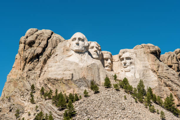 istock Famous presidents' busts at Mount Rushmore 1350092627