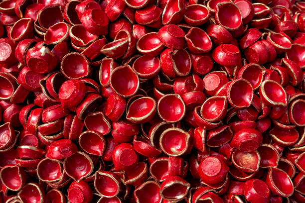 color rojo mud diwali oil diya en cantidad a granel en una tienda callejera especial de diwali para vender en la india, foto de archivo de calcuta - paper lantern flash fotografías e imágenes de stock