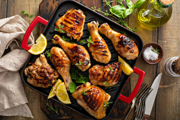 muslos de pollo a la plancha y baquetas con glaseado de miel - chicken thighs fotografías e imágenes de stock