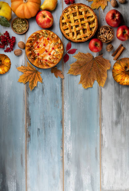 호박 파이, 사과 파이, 밝은 파란색 나무 테이블에 쓰러진 잎에서 축제 가을 배경. - pie dessert apple pie autumn 뉴스 사진 이미지