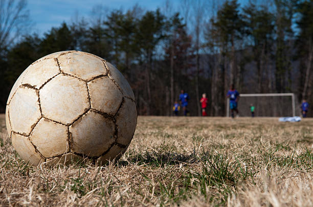 futbol-футбольный мяч - little league фотографии стоковые фото и изображения
