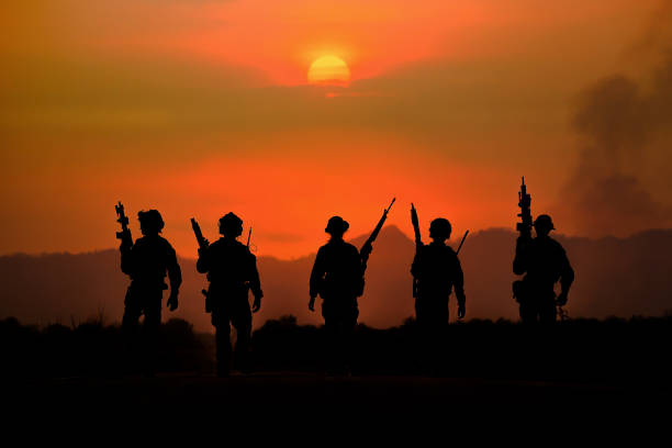 la silueta de un soldado militar con el sol como cuerpo de marines para operaciones militares - us marine corps fotografías e imágenes de stock