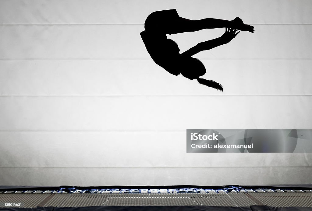 Silhouette von Turner performing pike Salto - Lizenzfrei Turnen Stock-Foto