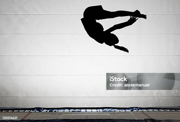 Silhouette Von Turner Performing Pike Salto Stockfoto und mehr Bilder von Turnen - Turnen, Trampolin, Freisteller – Neutraler Hintergrund