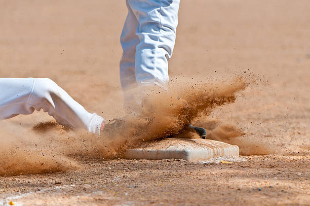 glisser dans le troisième base - baseball baseball player base sliding photos et images de collection