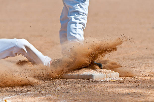 escorregar no terceiro base - baseball base imagens e fotografias de stock