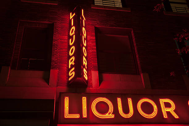 istock Liquor store neon sign 135015444