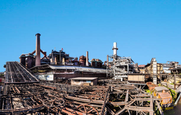 edifícios com trilhos forte trem em volklingen ironworks - 3693 - fotografias e filmes do acervo