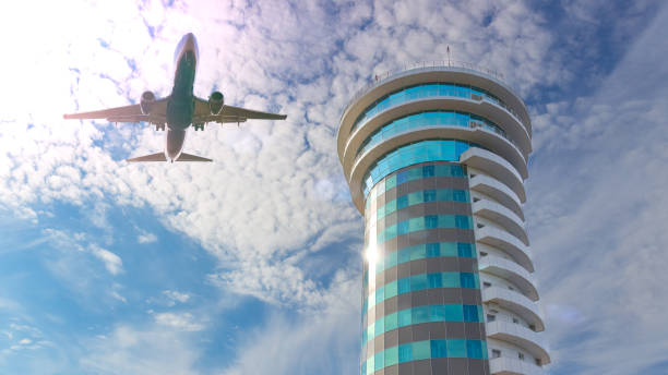 aviones de pasajeros volando por encima de la torre de control de tráfico aéreo - air traffic control tower airport runway air travel fotografías e imágenes de stock