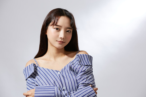 Retrato natural de una joven asiática con una camisa fuera del hombro photo