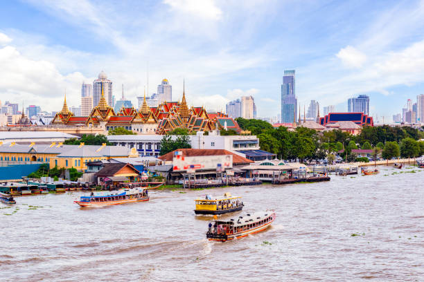 wat phra kaew y chao phraya río con fondo de cielo azul, bangkok, tailandia - bangkok fotografías e imágenes de stock