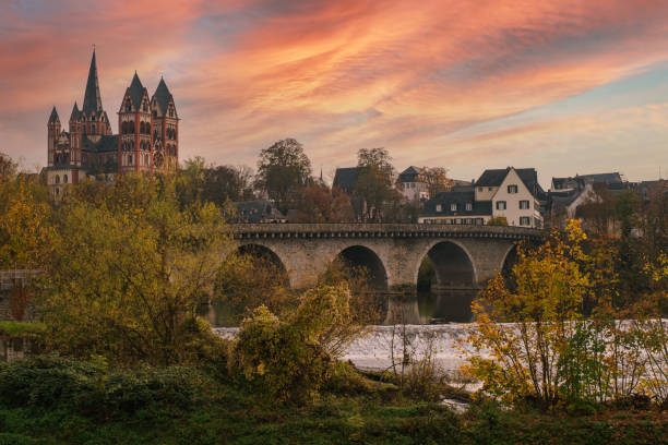 la catedral de limburgo / alemania - cross autumn sky beauty in nature fotografías e imágenes de stock