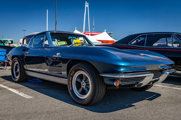 10 Iconic Classic Cars That Time Will Never Forget 1 1963 chevrolet corvette stingray split window coupe